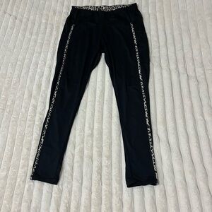 Buc-ee’s Leggings with Leopard Print Trim